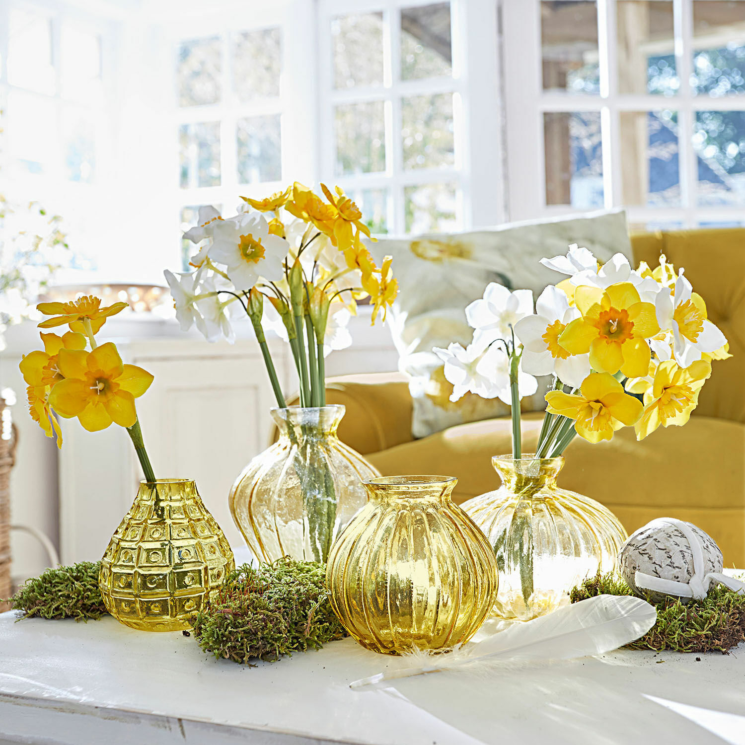 Lot de 12 fleurs décoratives Misapina Ensemble de vases en verre jaune avec fleurs jaunes et blanches sur table blanche dans une pièce lumineuse
