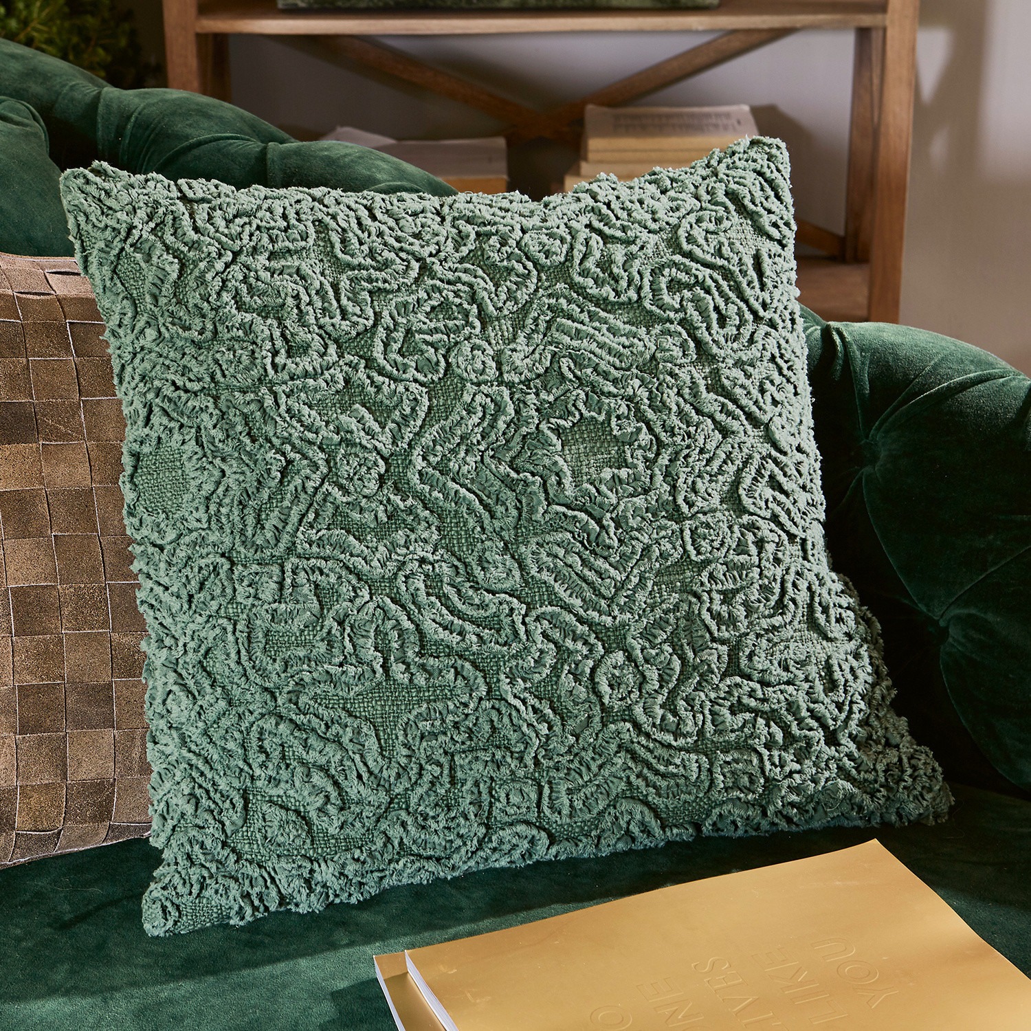 Coussin Alfie Coussin décoratif vert en tissu doux sur un canapé vert, accessoire d'intérieur tendance