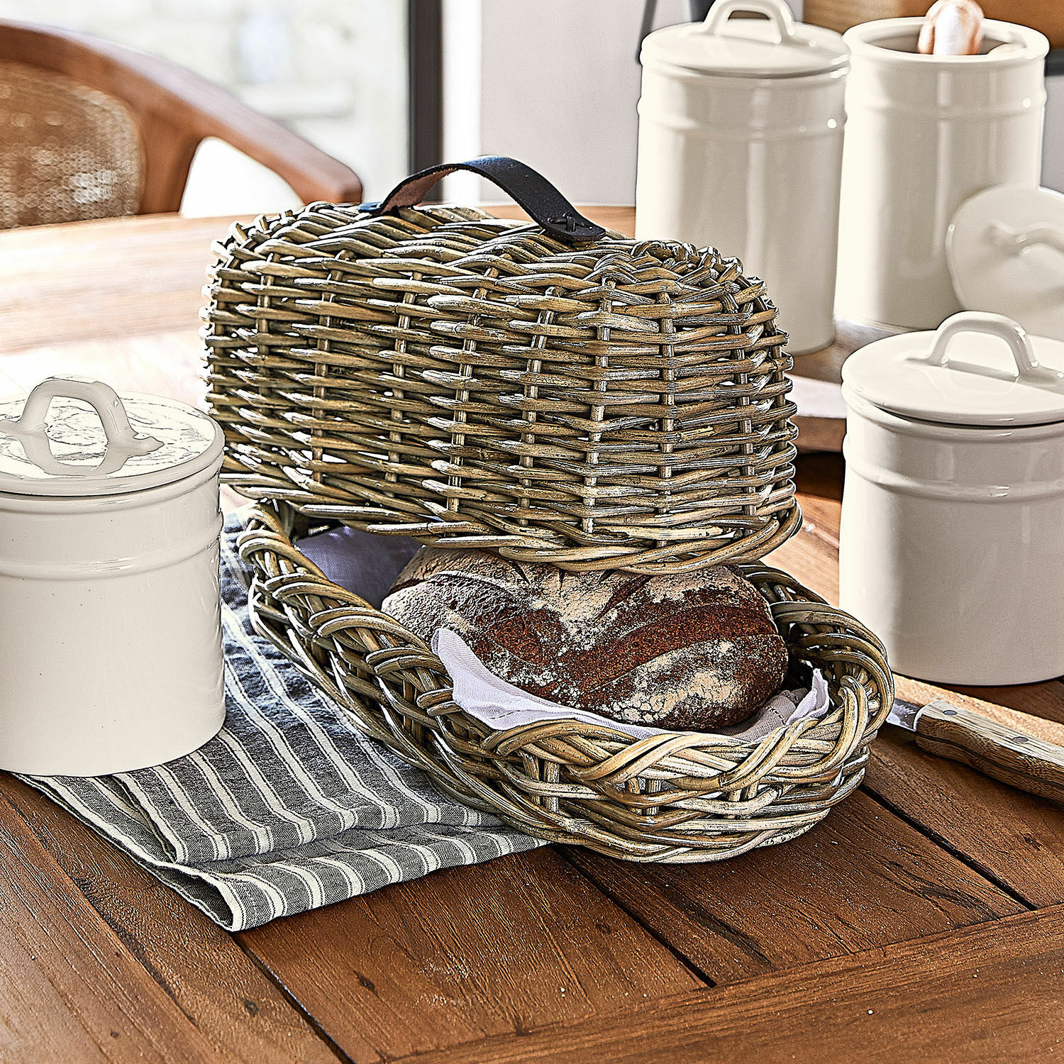 Corbeille à pain Gioialetto Panier à pain en osier naturel avec couvercle et torchon blanc sur table en bois rustique
