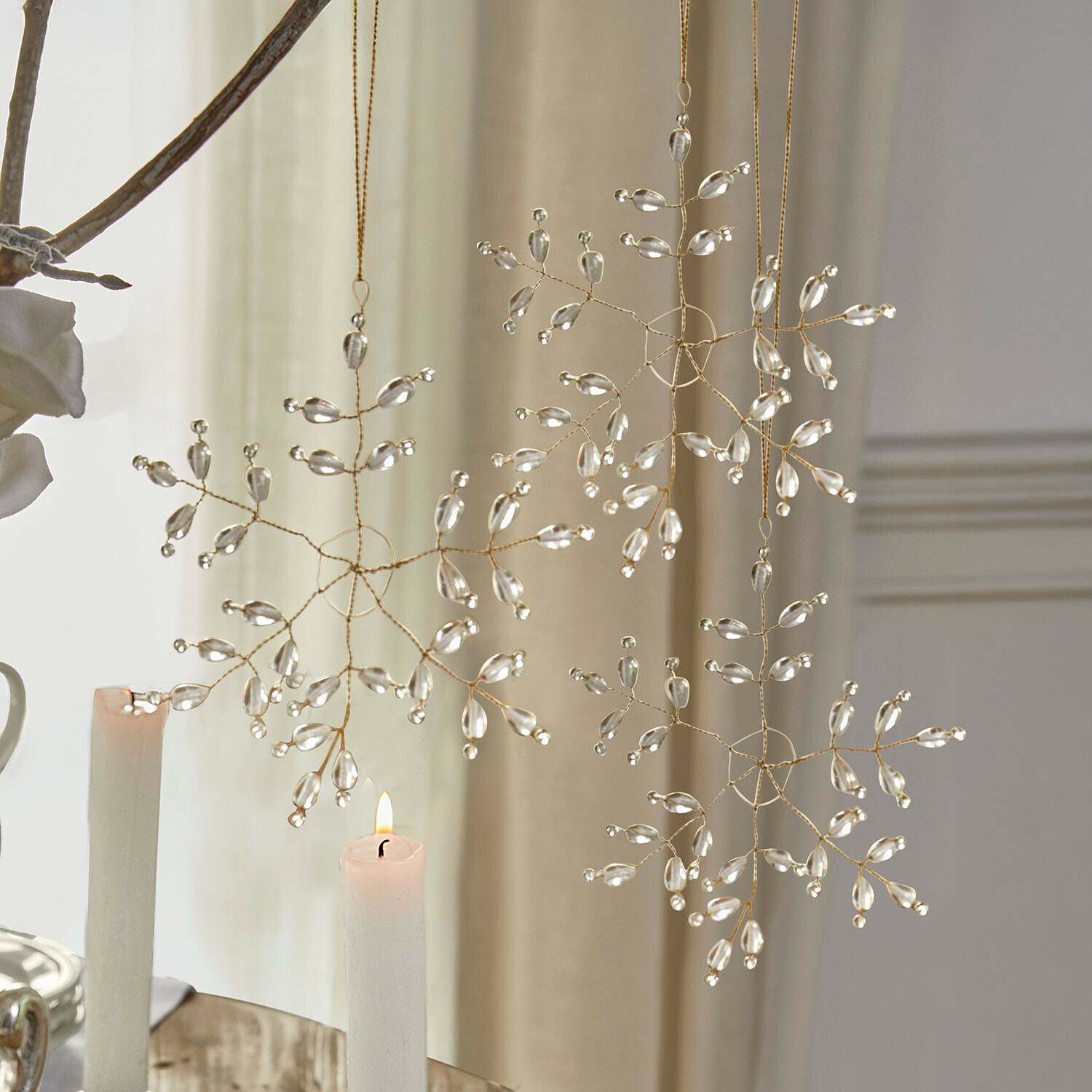 Lot de 3 décorations à suspendre Nimweth Décorations flocons de neige en perles transparentes sur fil doré pour décoration de Noël élégante