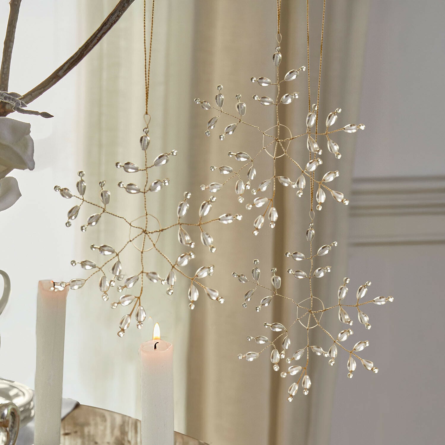 Lot de 3 décorations à suspendre Nimweth Décorations flocons de neige en perles transparentes sur fil doré pour décoration de Noël élégante