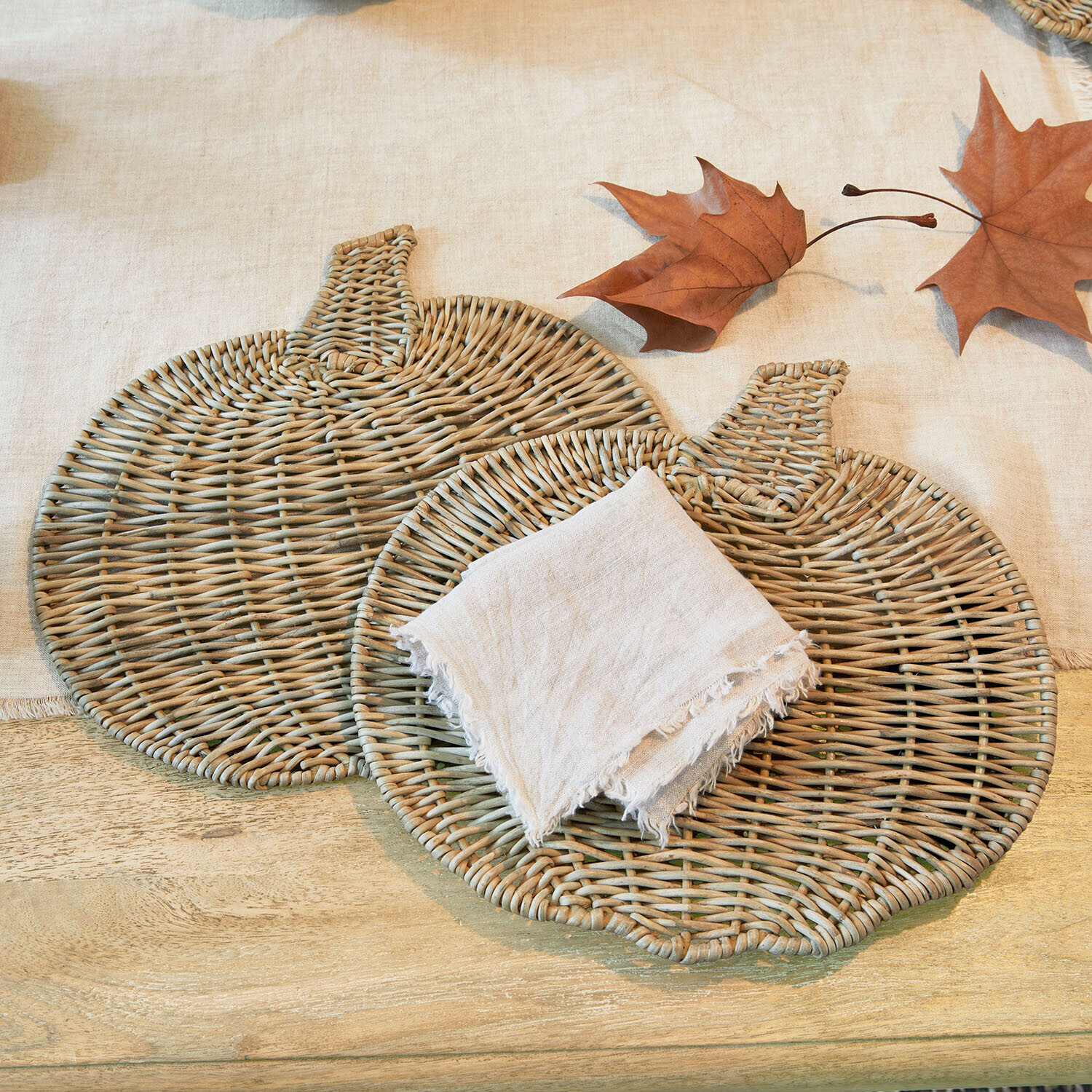 Platzset 2er Set Larivonne Deux sets de table en osier en forme de citrouille couleur naturelle avec serviette en lin et feuilles d'automne