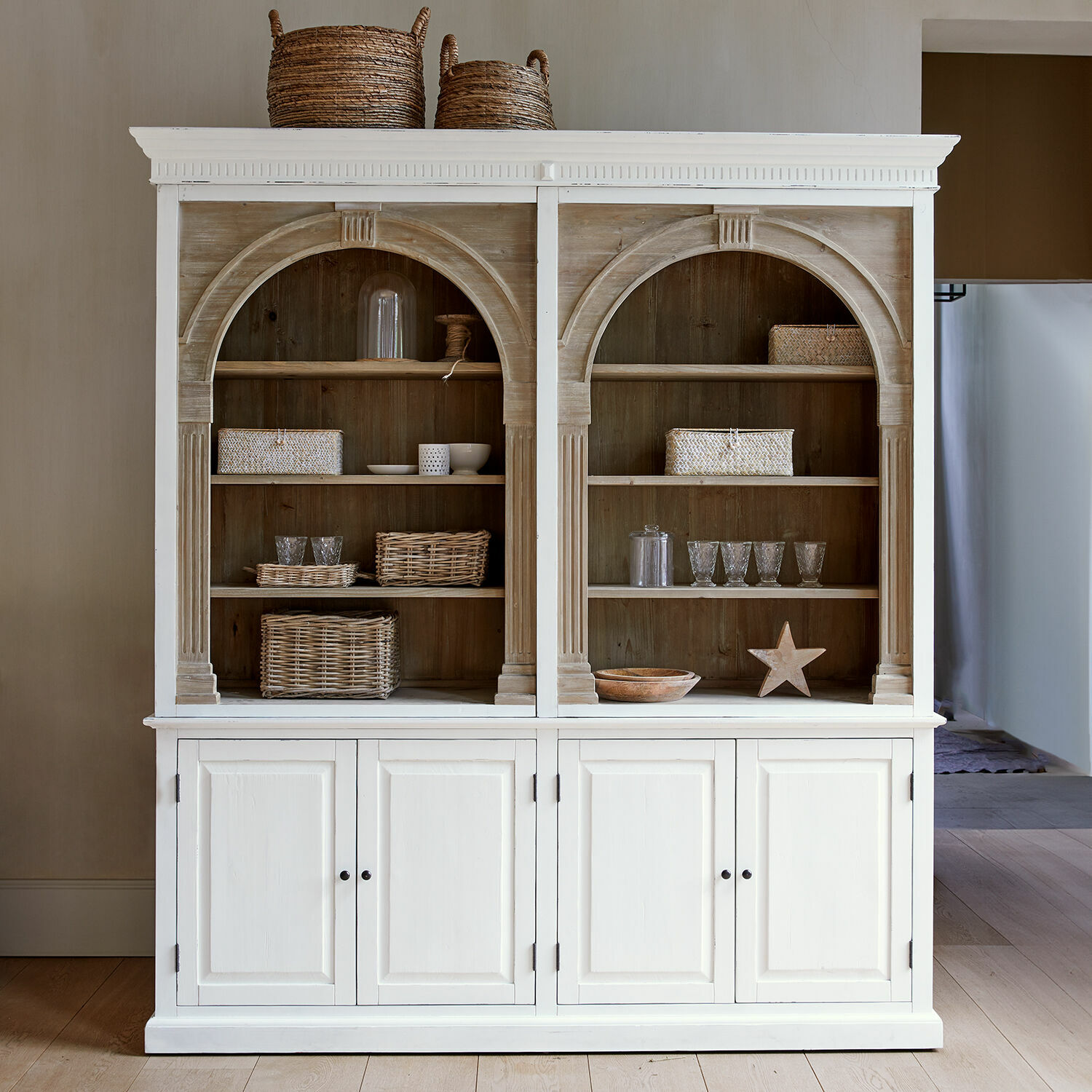 Buffet Brenneville Buffet en bois blanc avec étagères et paniers en rotin, meuble rustique de rangement