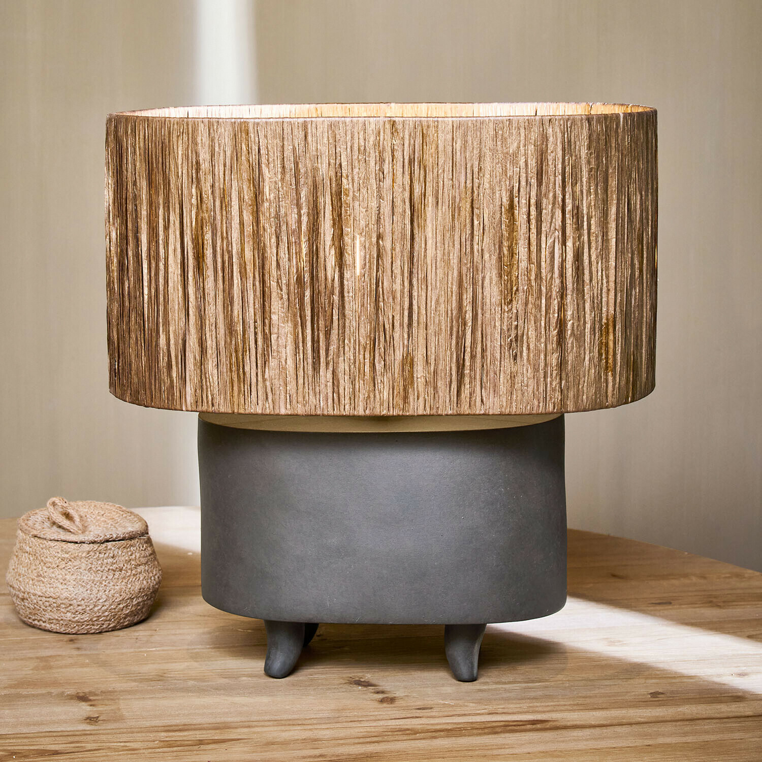 Lampe à poser Calouris Lampe de table avec base en céramique grise et abat-jour beige en matériau naturel, décoration intérieure