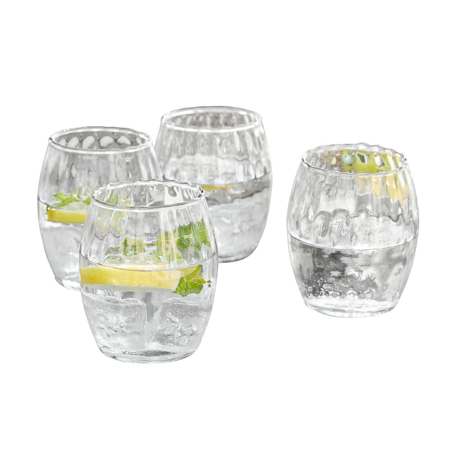 Lot de 4 verres Bourgavin Ensemble de quatre verres transparents texturés remplis d'eau avec citron et menthe