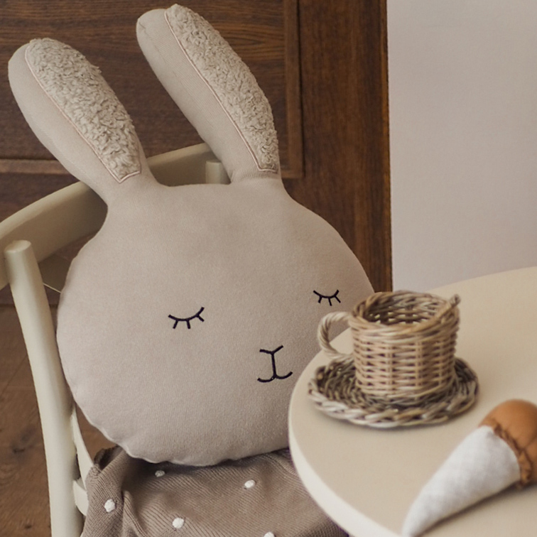 Coussin beige en forme de lapin avec tissu doux et broderie sur les oreilles et le visage