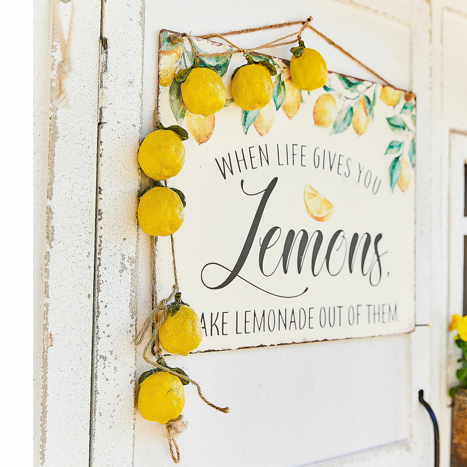 Guirlande Palerina Panneau décoratif avec citation sur les citrons et guirlande de citrons jaunes sur porte blanche
