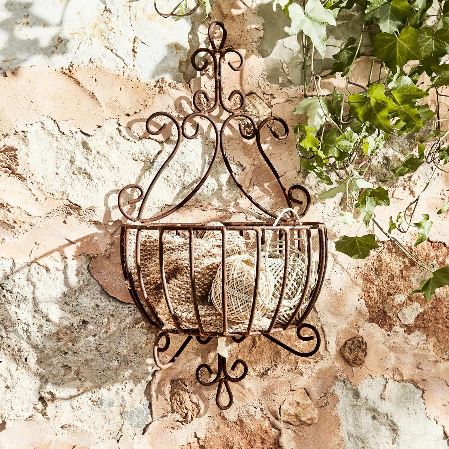 Corbeille décorative Marciac Panier mural en métal rouillé avec motifs décoratifs et pelotes de ficelle beige clair
