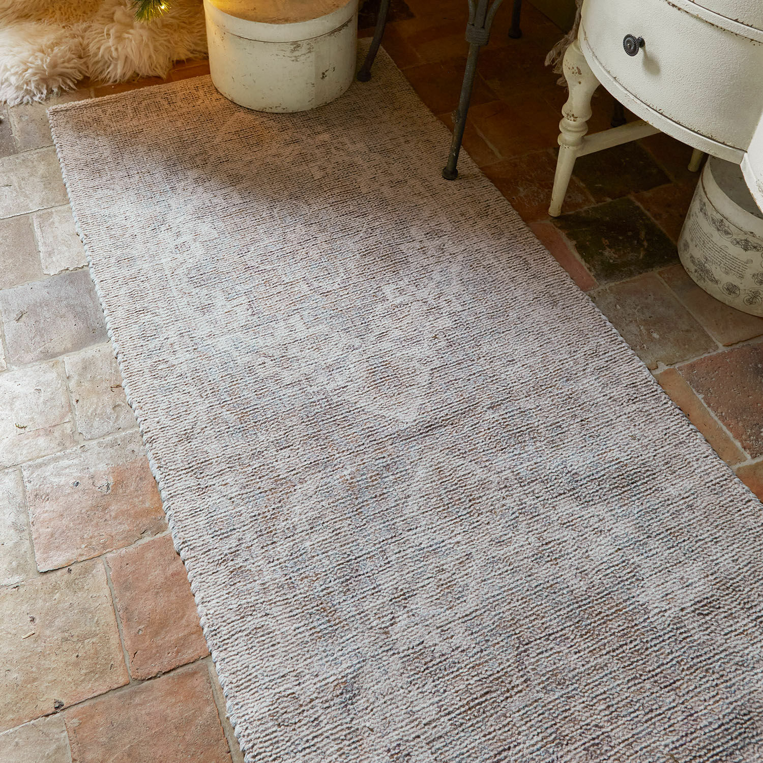 Tapis long Galavira Tapis beige à motif subtil sur sol en pierre, décoration intérieure et confort au toucher