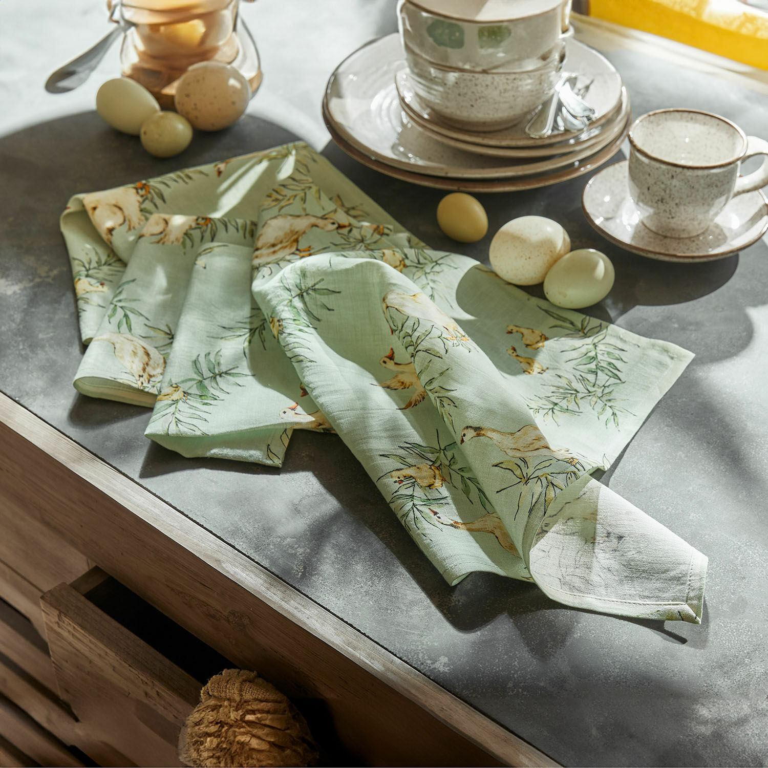 Lot de 4 serviettes de table Gubbio Torchon de cuisine en lin vert avec motif poules et feuilles sur table de cuisine