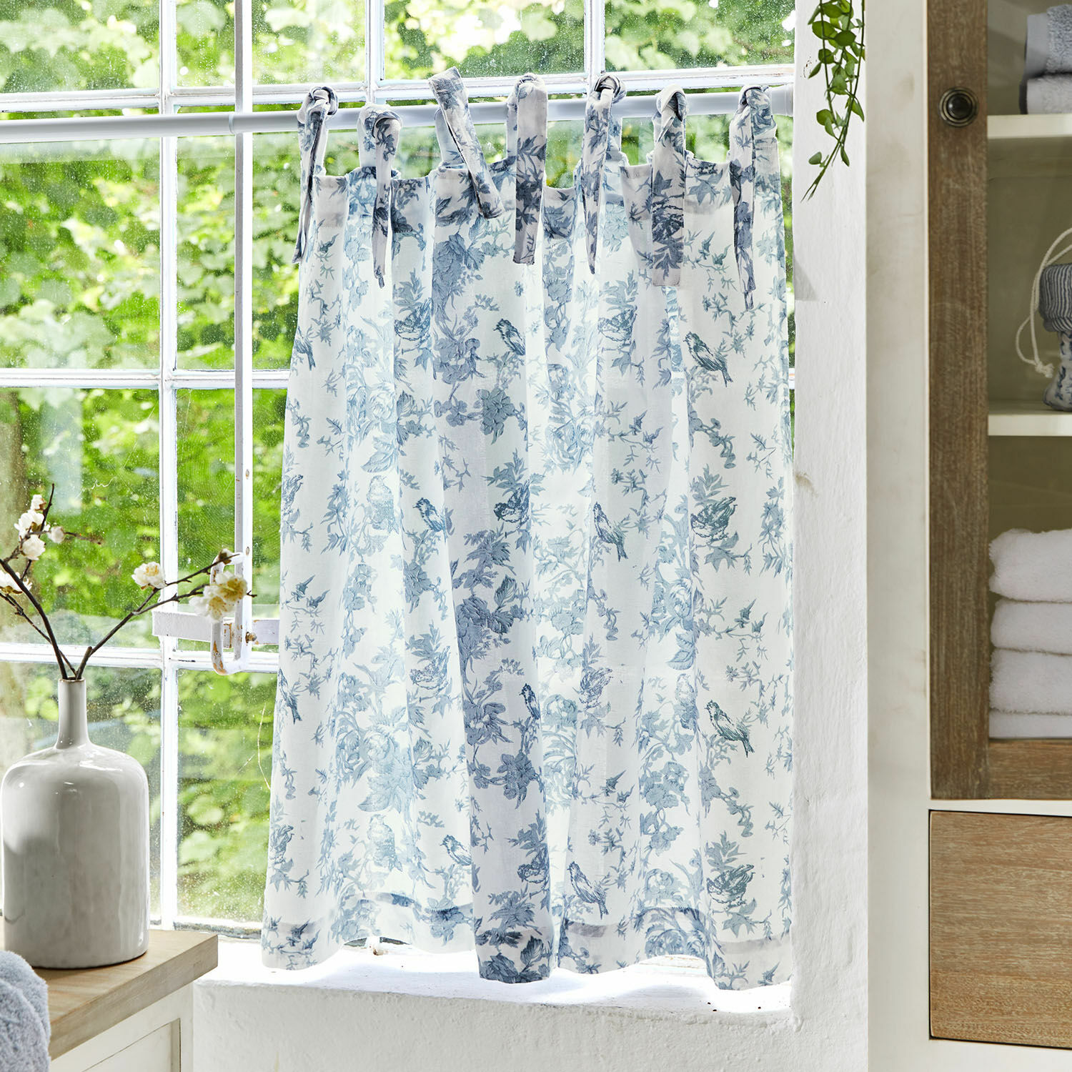 Brise-bise Emilie Rideau blanc en coton avec motif floral et oiseaux bleus, décoration de fenêtre élégante
