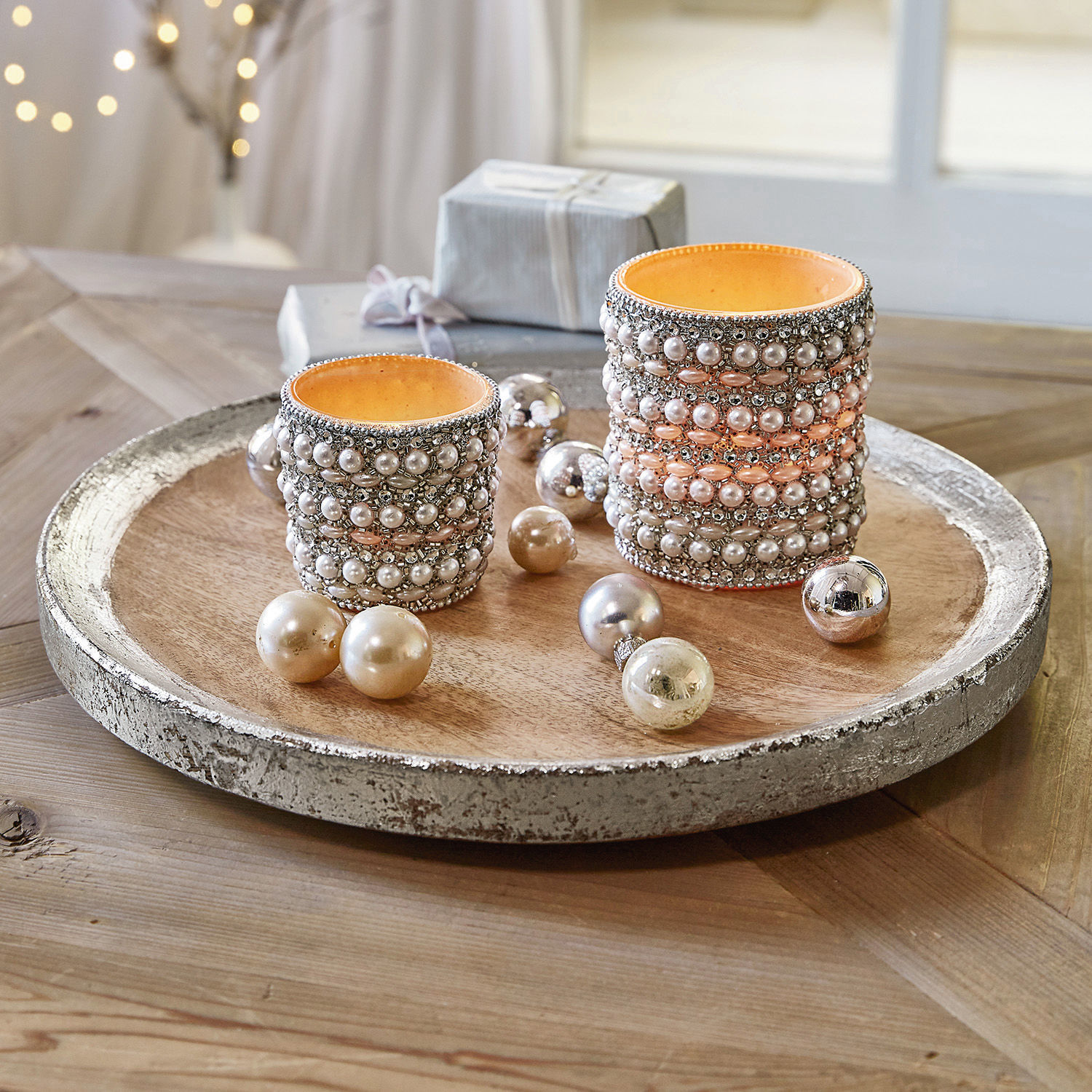 Plateau Yvo Deux photophores décorés de perles et cristaux sur un plateau en bois pour décoration de table