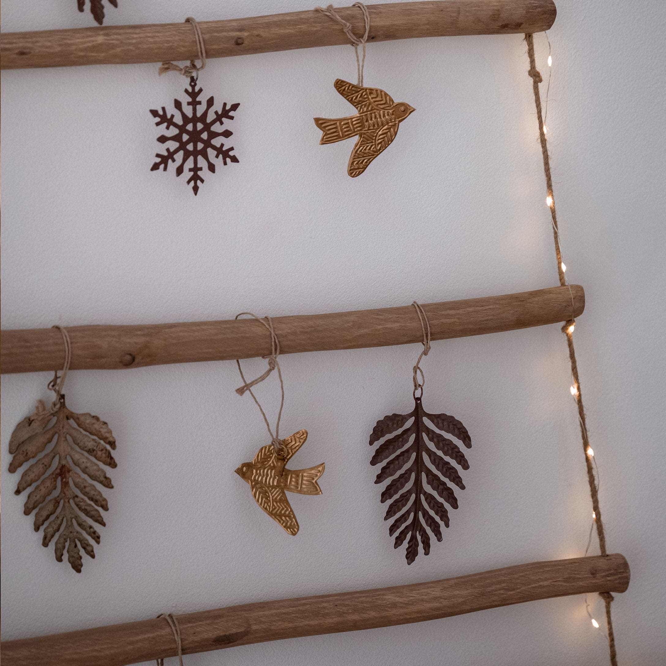 Décoration murale en bois avec pendentifs métalliques en forme de feuilles, oiseaux et flocon de neige, ornement de Noël