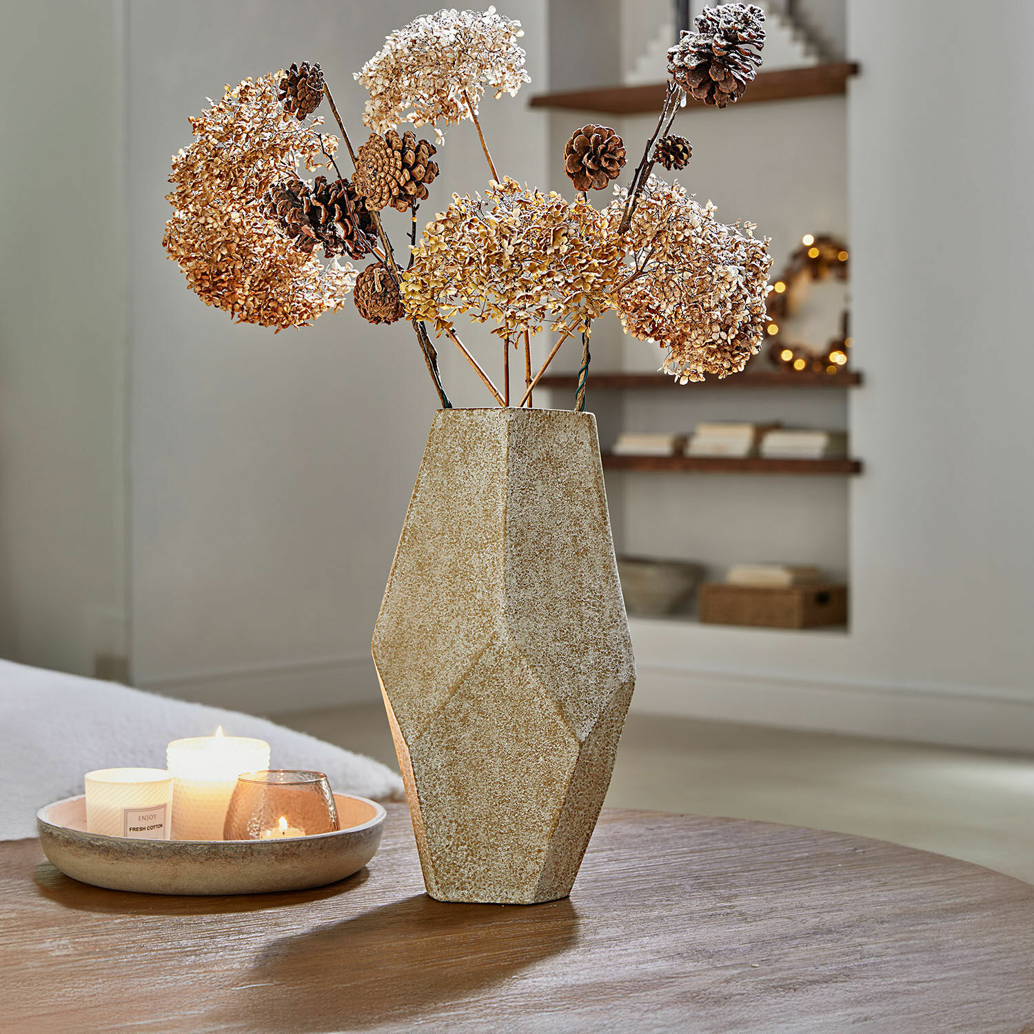 Vase décoratif Kasari Vase géométrique beige en céramique avec fleurs séchées et pommes de pin sur table en bois