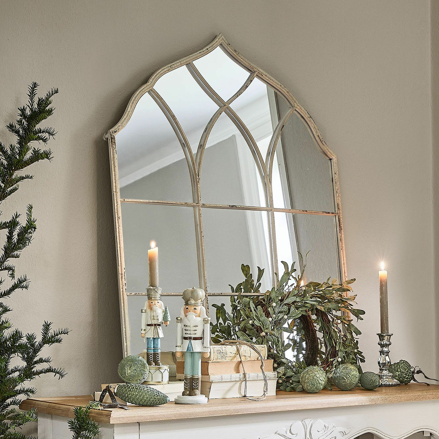 Miroir Jean-Pierre Miroir décoratif à cadre vieilli style vintage sur commode avec décorations de Noël et bougies