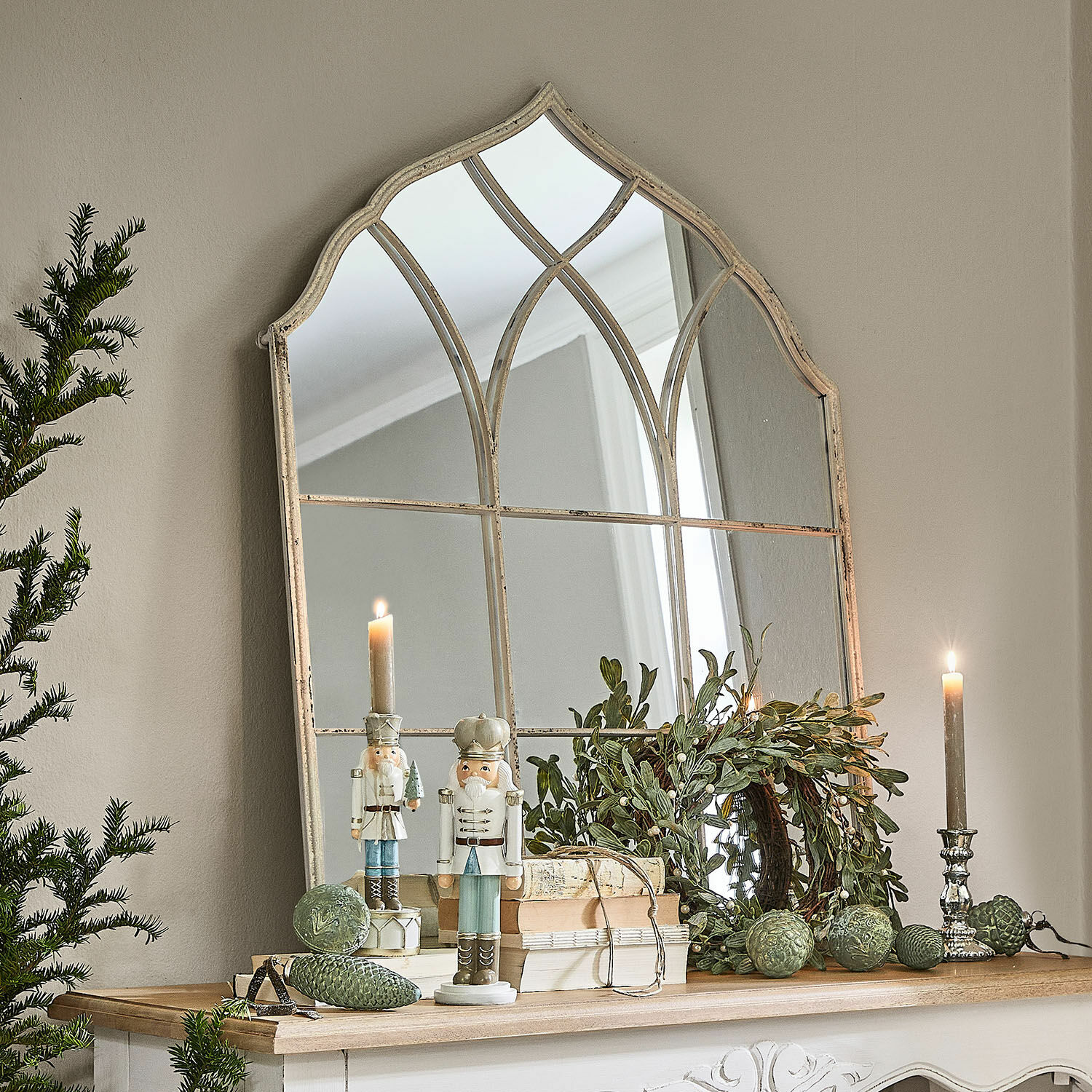Miroir Jean-Pierre Miroir décoratif à cadre vieilli style vintage sur commode avec décorations de Noël et bougies