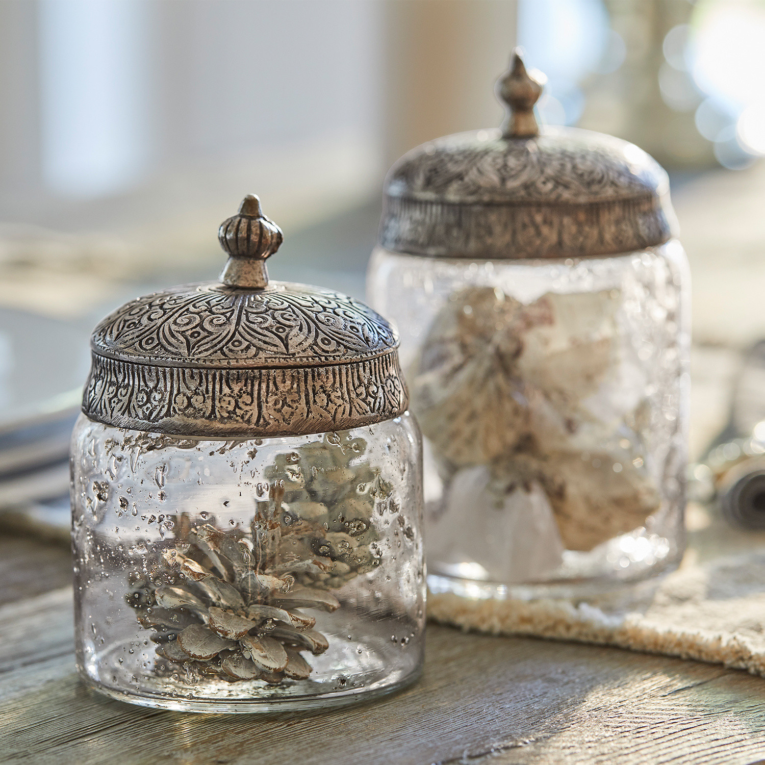 Lot de 2 pots en verre Laurnena Bocal en verre avec couvercle en métal orné et pomme de pin à l'intérieur, décoration d'intérieur