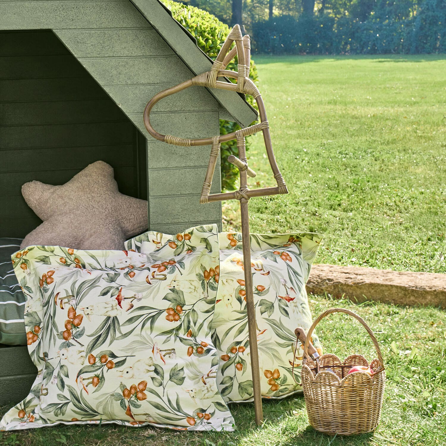 Cheval bâton Snokki Bâton décoratif en rotin en forme de cheval avec coussins à motif floral et panier en osier sur l'herbe