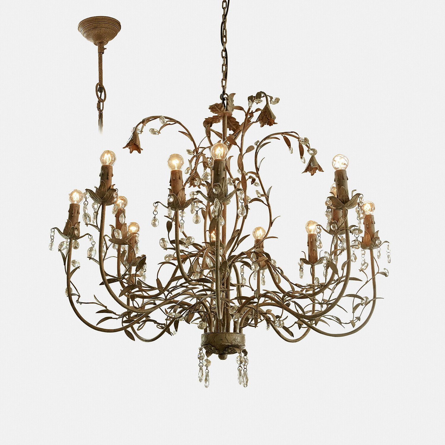 Lustre Opérancourt Lustre en métal rouillé avec 12 ampoules et ornements en cristal, design rustique élégant