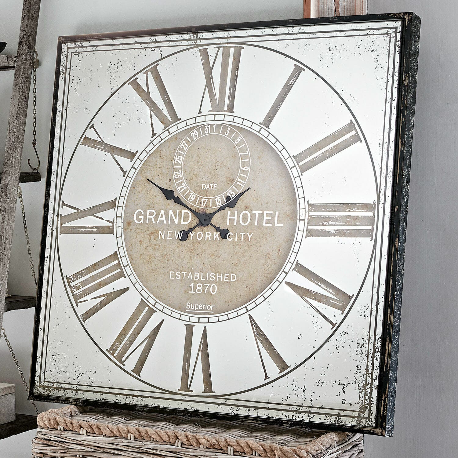 Horloge Mirads Horloge murale carrée en métal avec chiffres romains dans un style vintage élégant