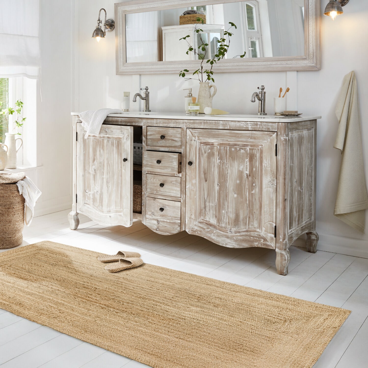 Meuble à double-vasque Herrick Meuble de salle de bain en bois patiné blanc avec double vasque et grand miroir dans un style rustique