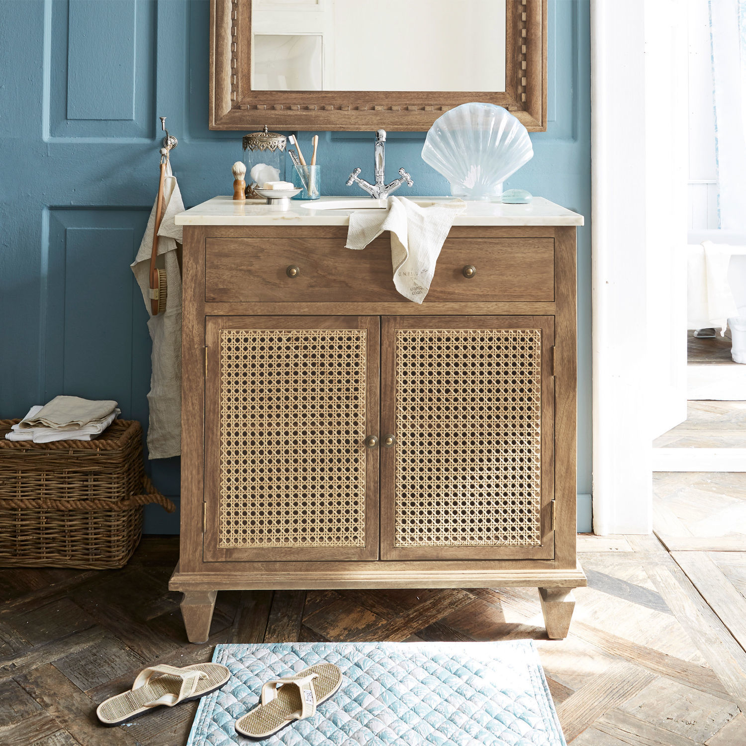 Meuble et vasque Emyl Meuble de salle de bain en bois avec portes en osier et plan en marbre couleur bois naturel