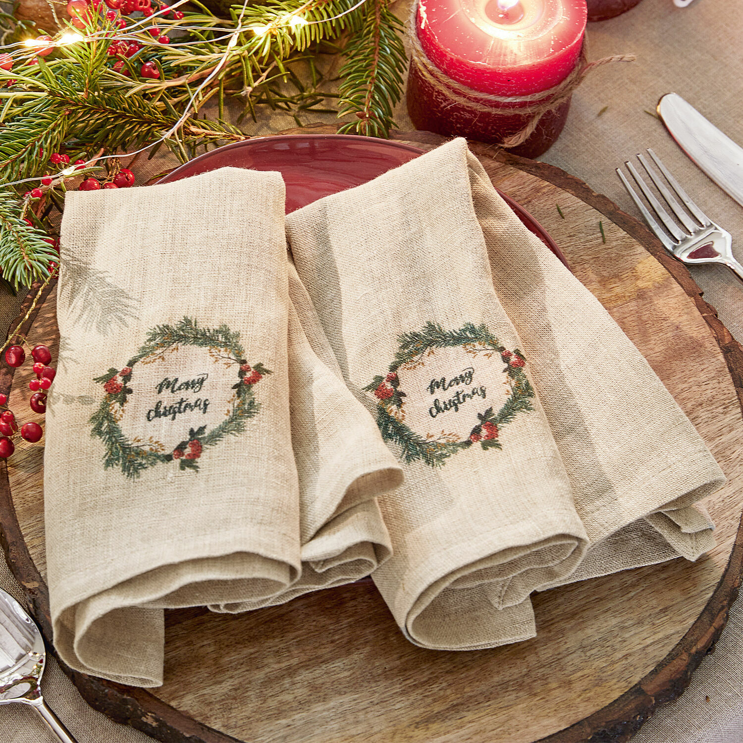 Lot de 2 serviettes de table Halofay Serviettes en lin beige avec couronne de Noël et inscription Merry Christmas sur plateau en bois