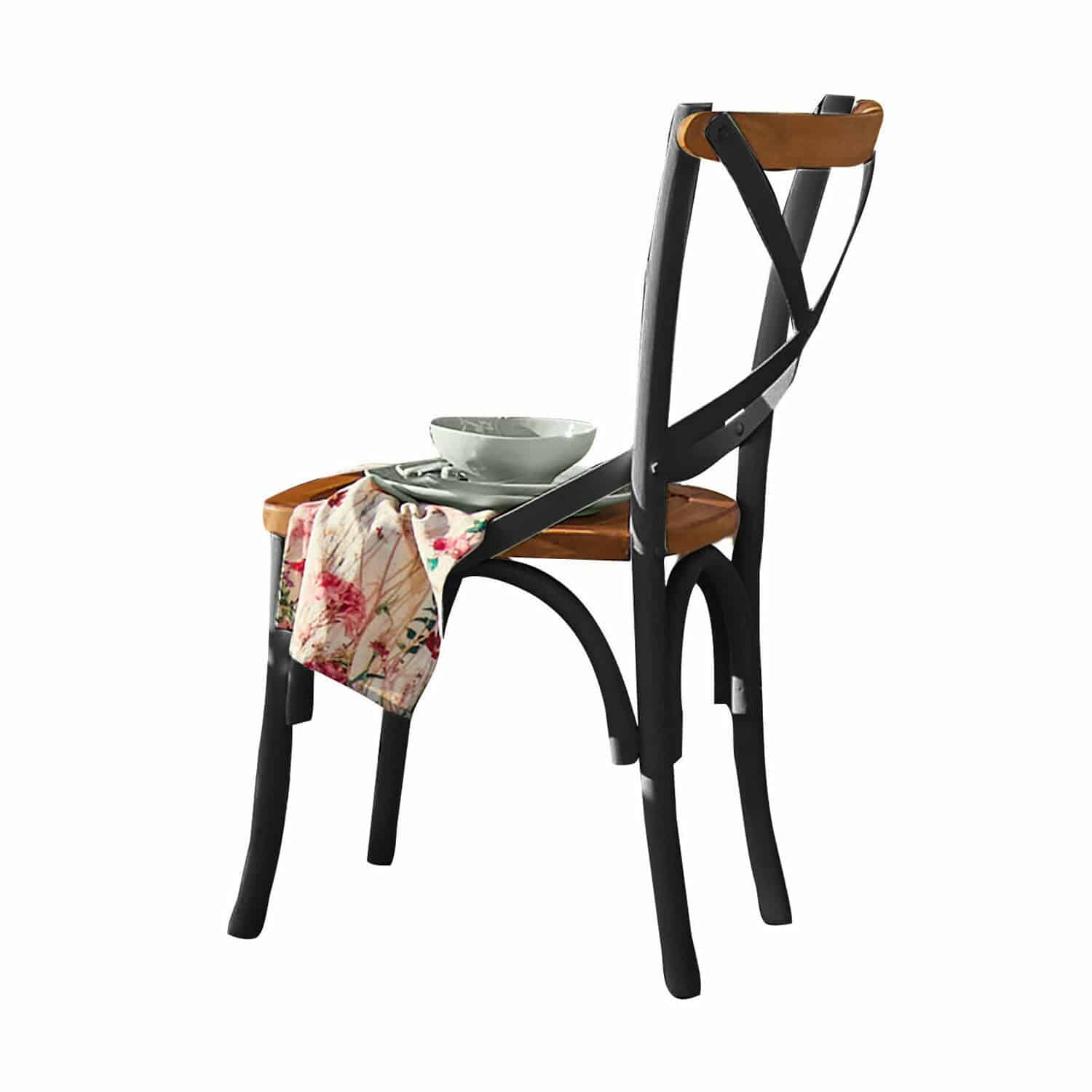 Chaise Kirkdale Chaise en métal noir avec assise en bois, serviette en tissu et vaisselle posées dessus