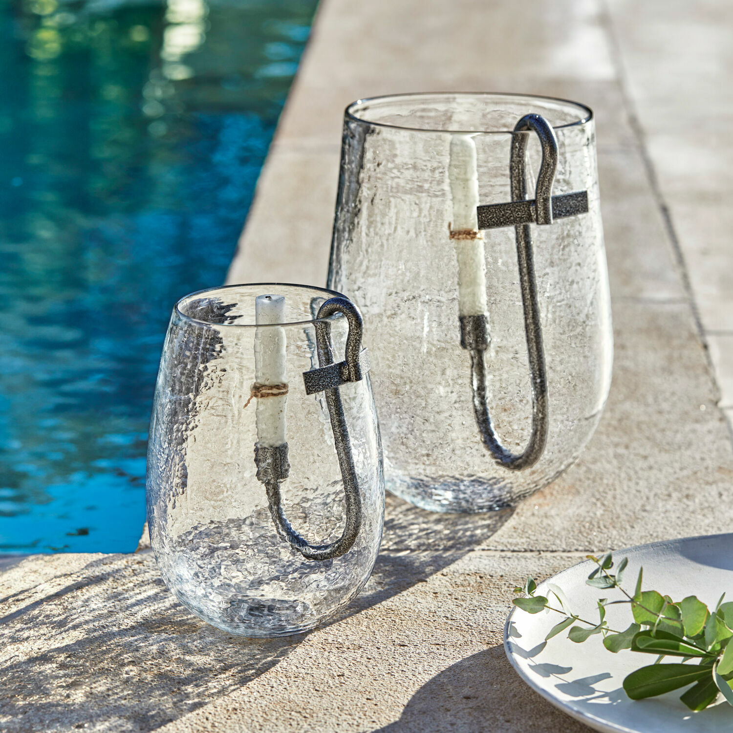 Lot de 2 photophores Lorcalla Lanterne en verre avec poignée en métal et bougie blanche près de la piscine, décoration extérieure
