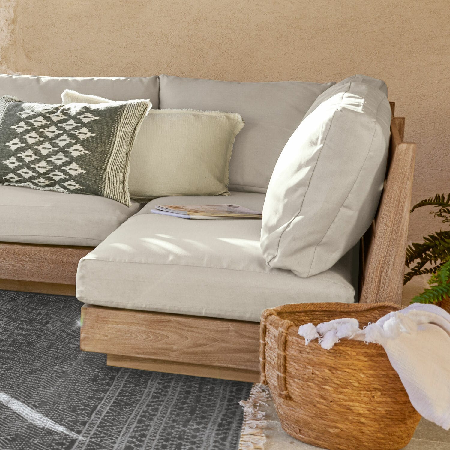 Élément de canapé Courtelevant Canapé d'angle en tissu gris clair avec cadre en bois, coussin décoratif et panier en osier avec tissu