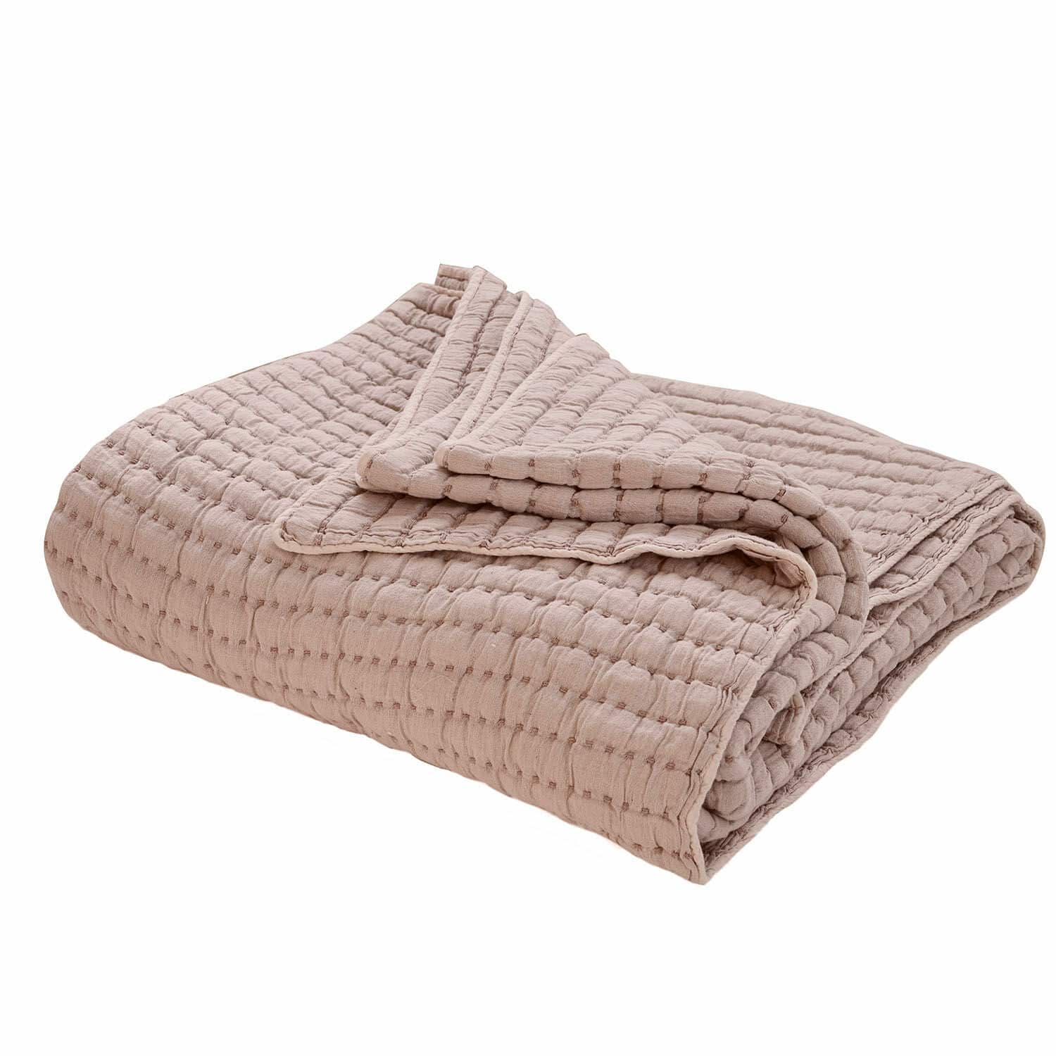 Courtepointe Herepian Plaid matelassé beige en coton doux, parfait pour une ambiance chaleureuse et décoration intérieure