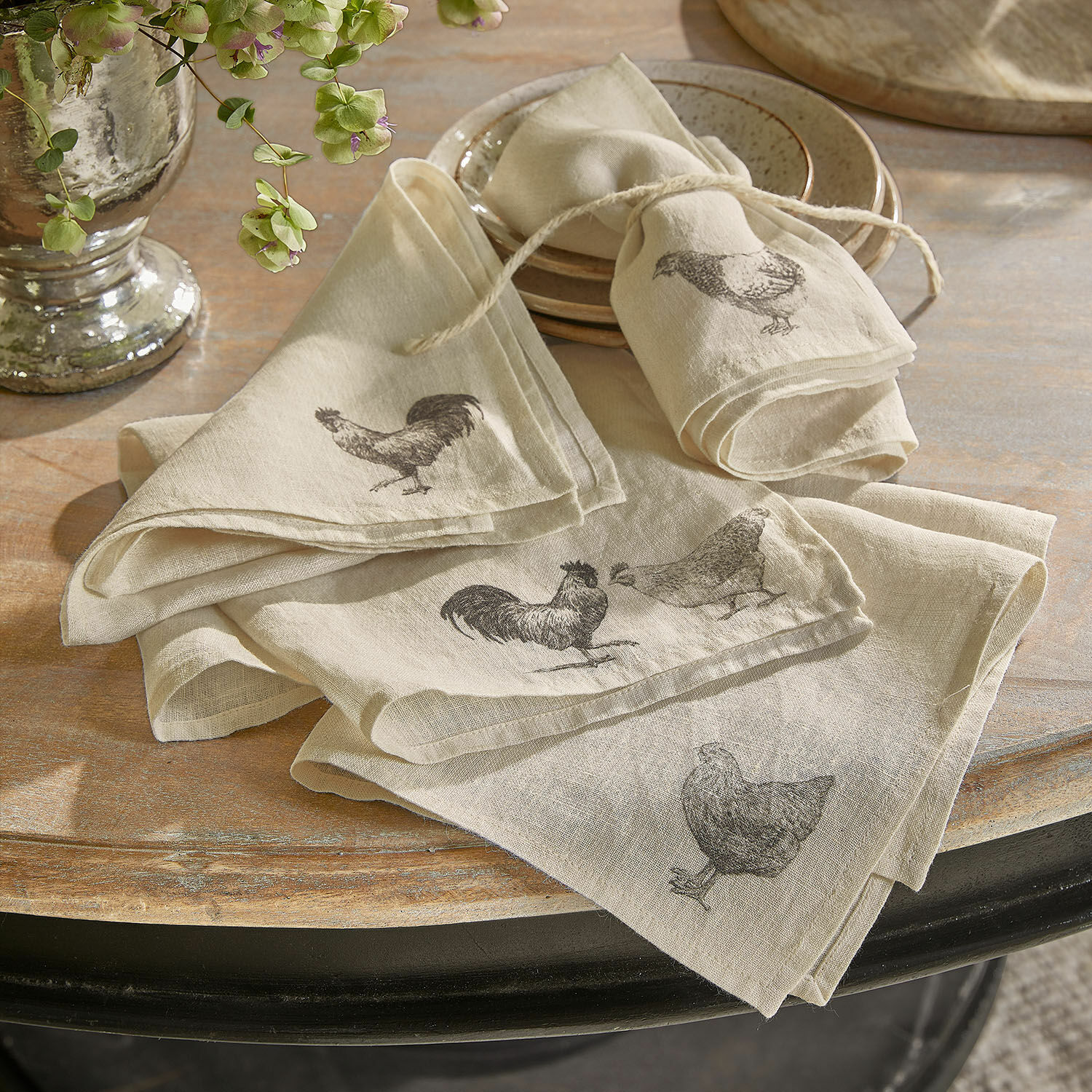 Lot de 4 serviettes Walorine Serviettes en lin beige avec imprimé de poules et coqs sur une table en bois rustique