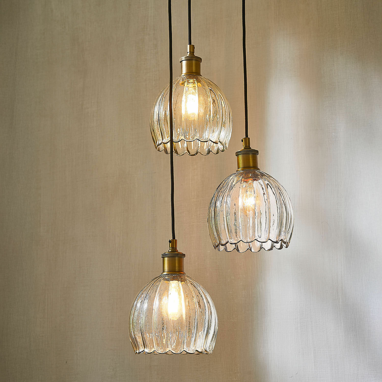 Suspension Rilenov Ensemble de trois suspensions en verre avec éléments en laiton, éclairage décoratif pour intérieur