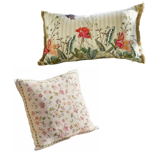 Ensemble de deux coussins décoratifs en tissu naturel avec motifs floraux, parfait pour le salon