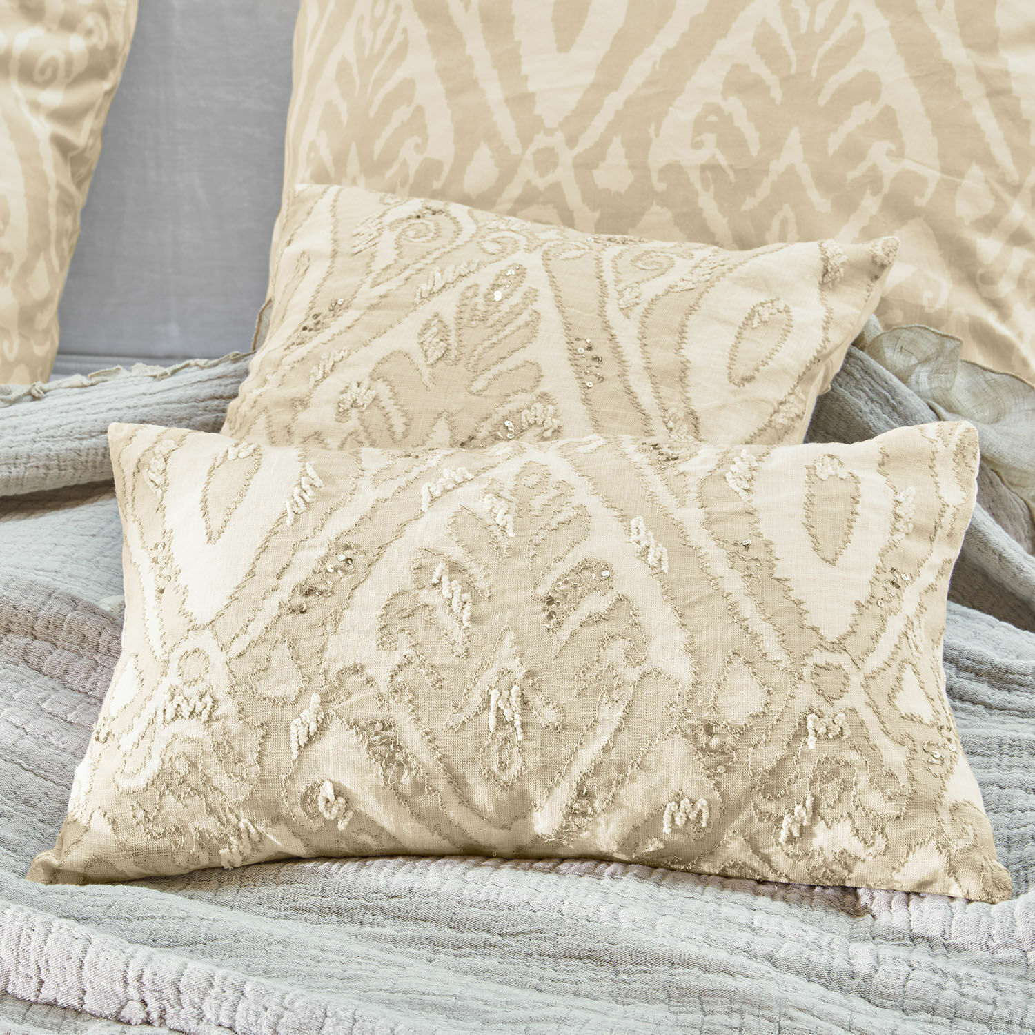 Lot de 2 housses de coussin Armidale Coussin décoratif beige avec motif brodé et sequins sur tissu doux pour salon confortable