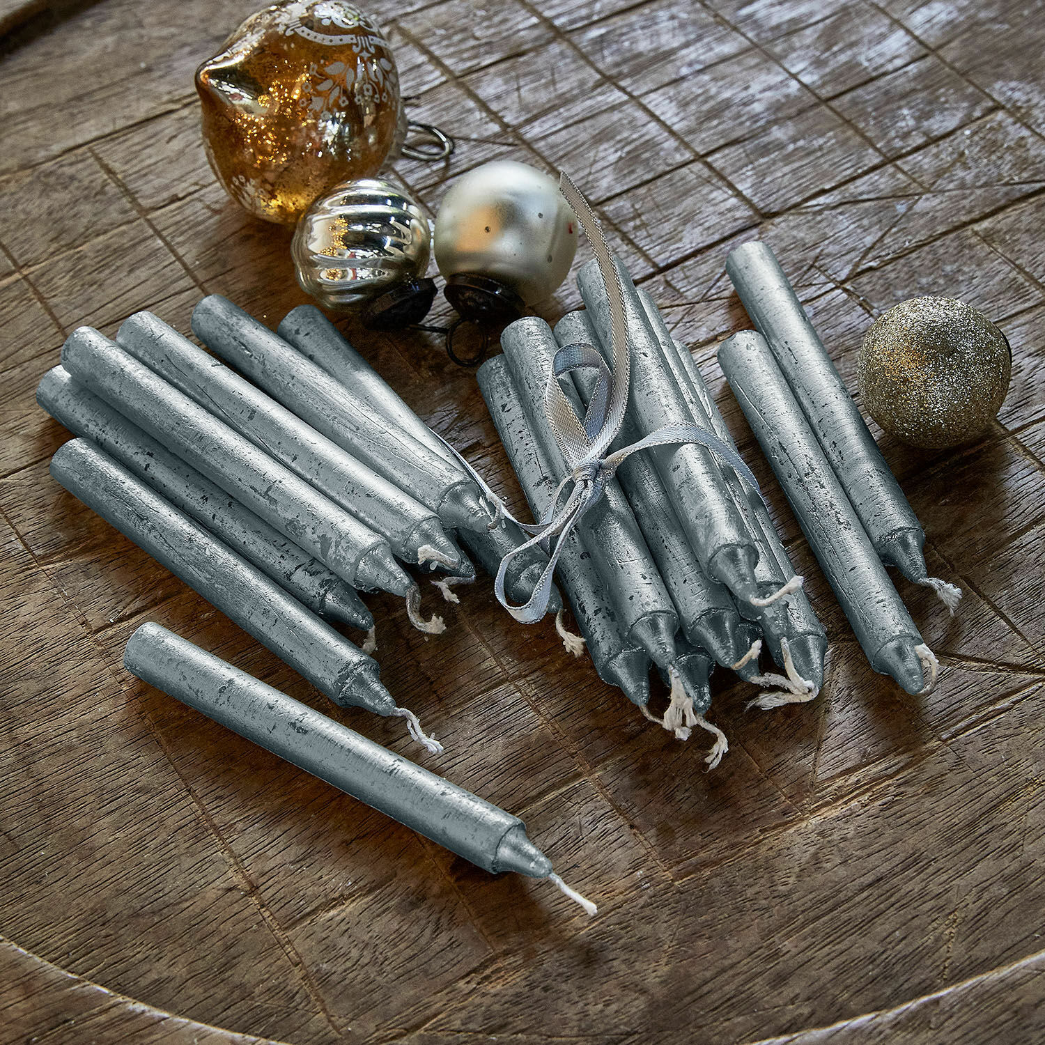 Lot de 12 bougies Bauceau Ensemble de bougies de table métalliques argentées sur fond en bois avec décorations de Noël dorées