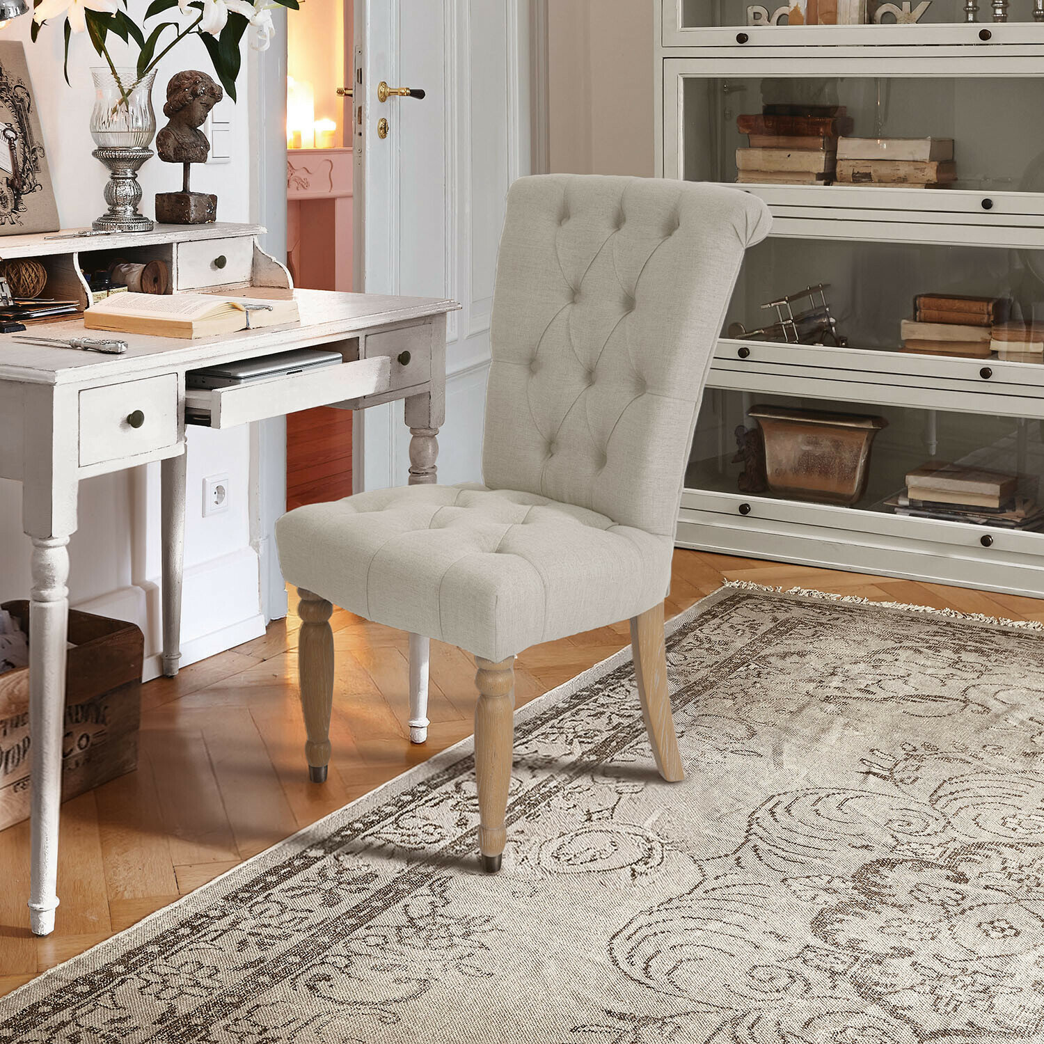 Chaise Claville Chaise rembourrée beige avec pieds en bois dans un style classique pour bureau ou salon