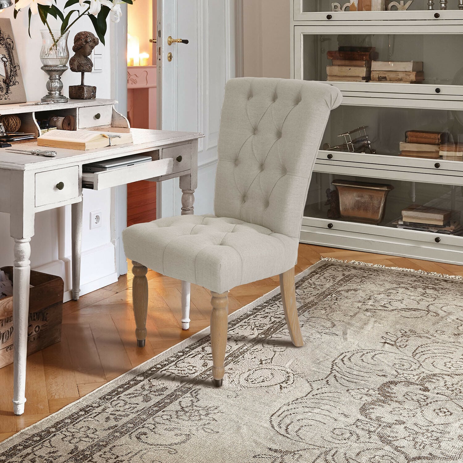 Chaise Claville Chaise rembourrée beige avec pieds en bois dans un style classique pour bureau ou salon