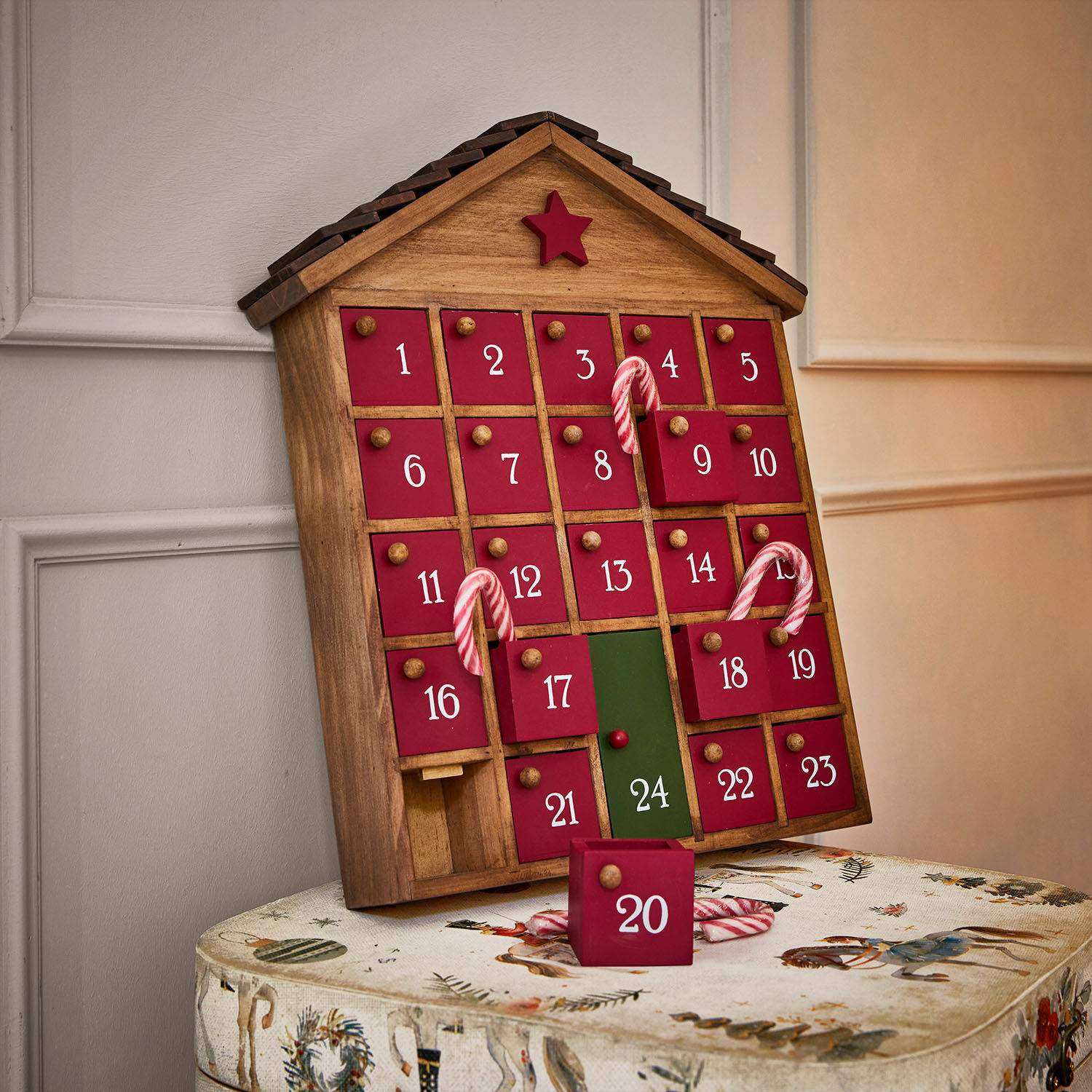 Calendrier de l'Avent Zanari Calendrier de l'Avent en bois en forme de maison avec portes rouges et numéro vert 24, décoration de Noël