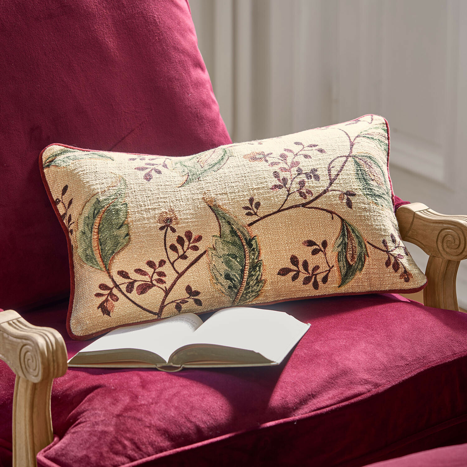 Housse de coussin Clemencies Coussin décoratif rectangulaire en tissu beige avec motif de feuilles vertes et bordeaux sur fauteuil bordeaux