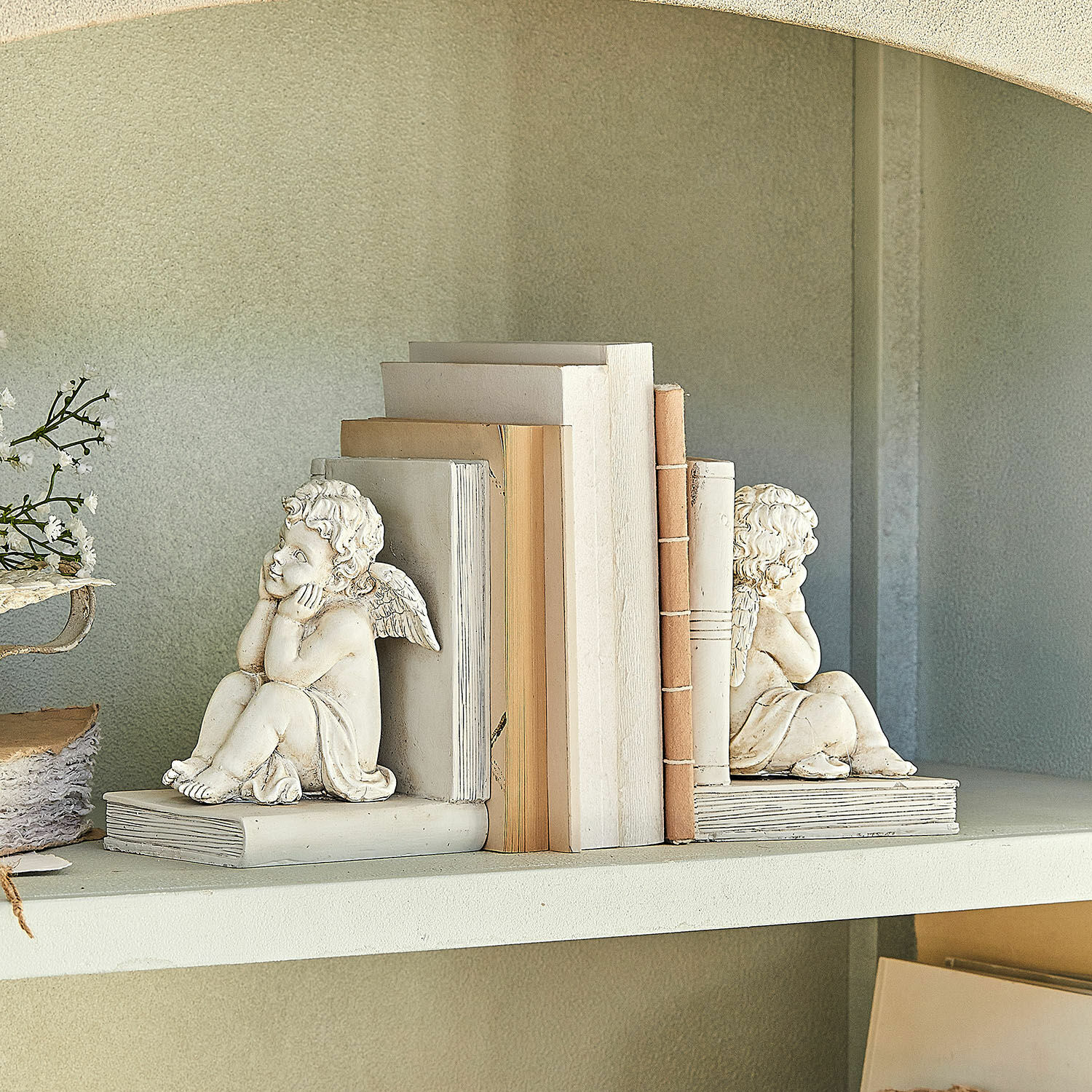 Lot de 2 serre-livres Yrene Paire de serre-livres blancs en résine avec anges assis sur une étagère avec livres et décorations
