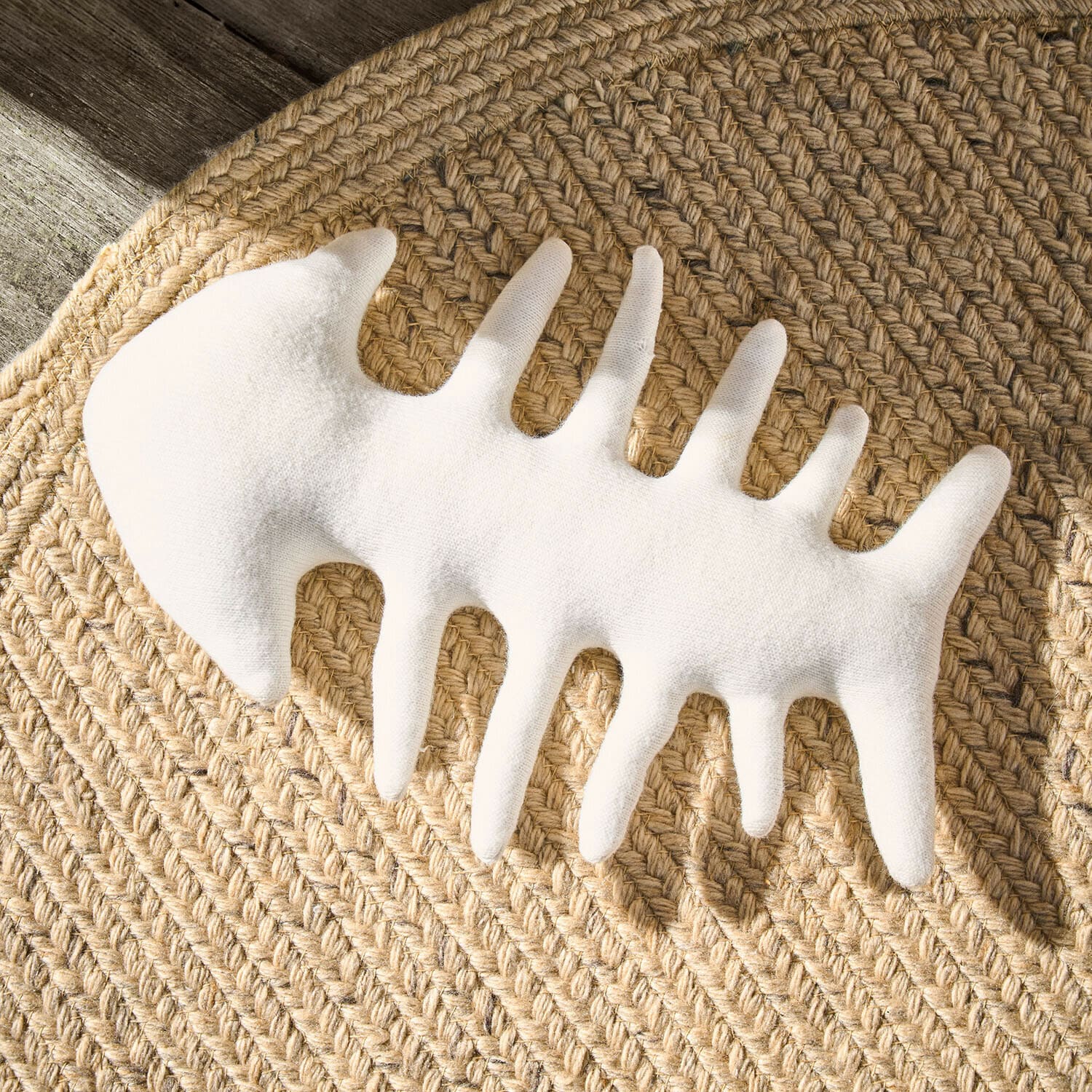 Jouet pour chien Oceravia Décoration blanche en forme d'ossature de poisson en tissu sur tapis en jute tressée