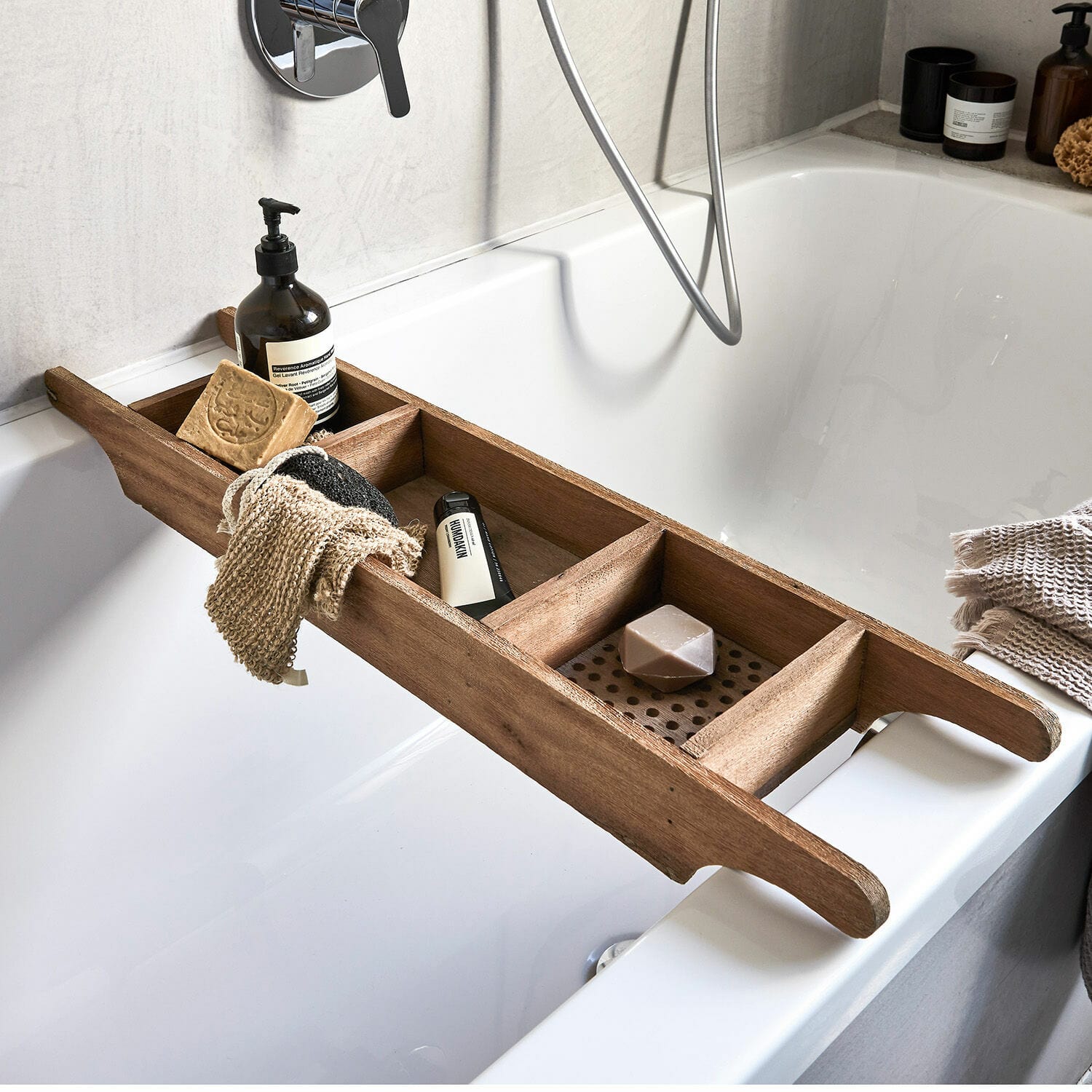 Étagère de baignoire en bois naturel avec savon, gant et produits de bain pour organisation pratique