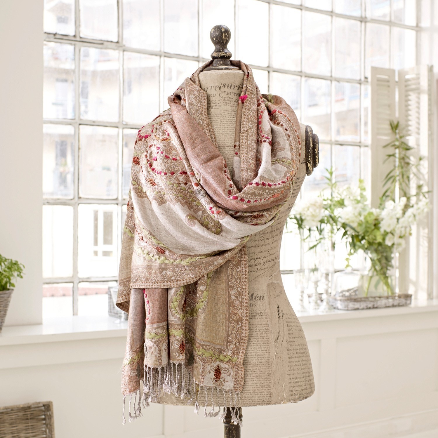 Étole Linou Écharpe délicate brodée en tons pastel rose et beige, tissu doux, accessoire décoratif élégant