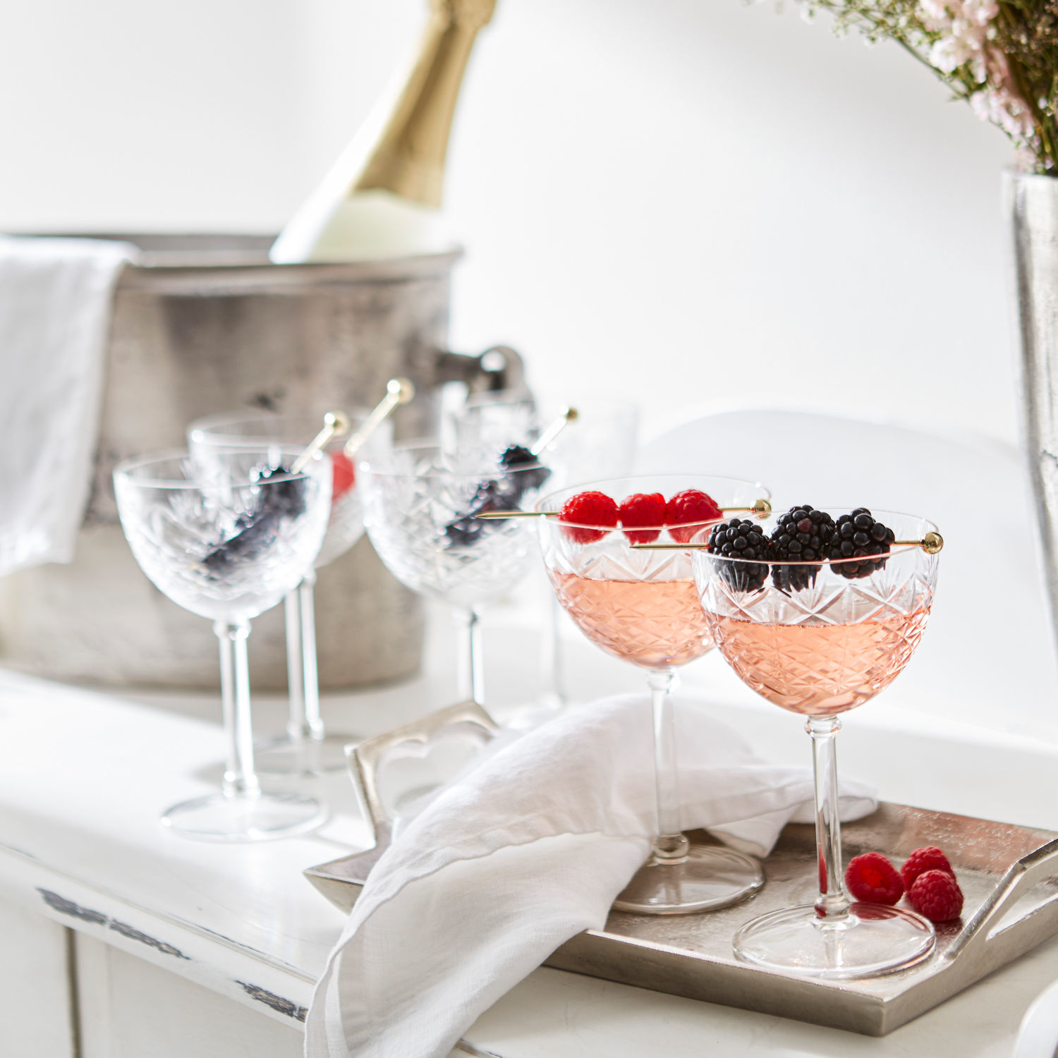 Lot de 6 coupes Olite Verres à cocktail en verre taillé avec framboises et mûres sur un plateau en métal argenté