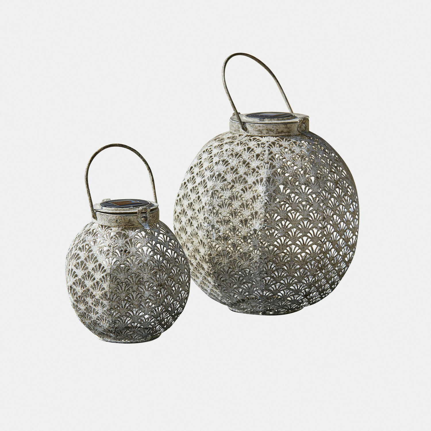 Lot de 2 lanternes solaires Omirah Deux lanternes en métal ajouré gris avec poignées, éclairage décoratif pour jardin ou terrasse