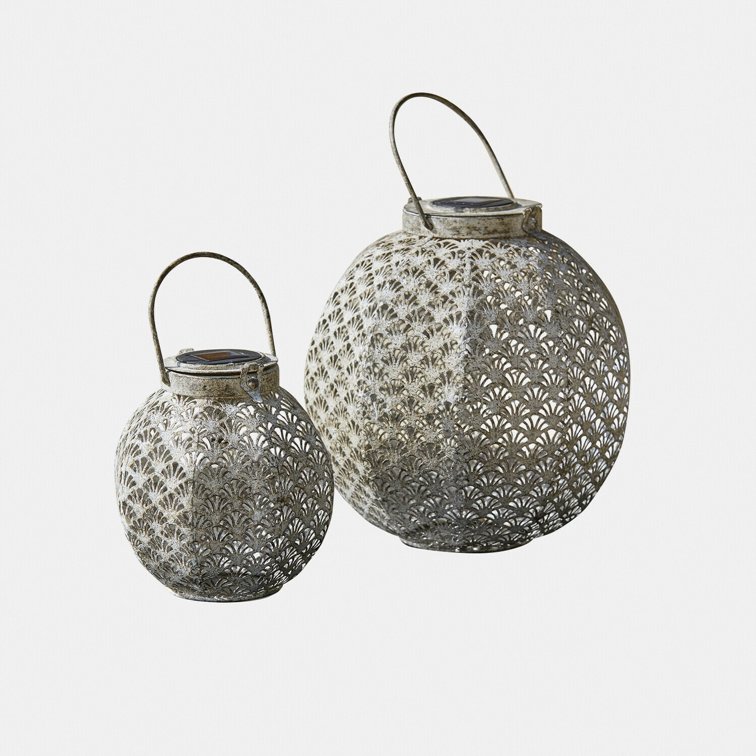 Lot de 2 lanternes solaires Omirah Deux lanternes en métal ajouré gris avec poignées, éclairage décoratif pour jardin ou terrasse