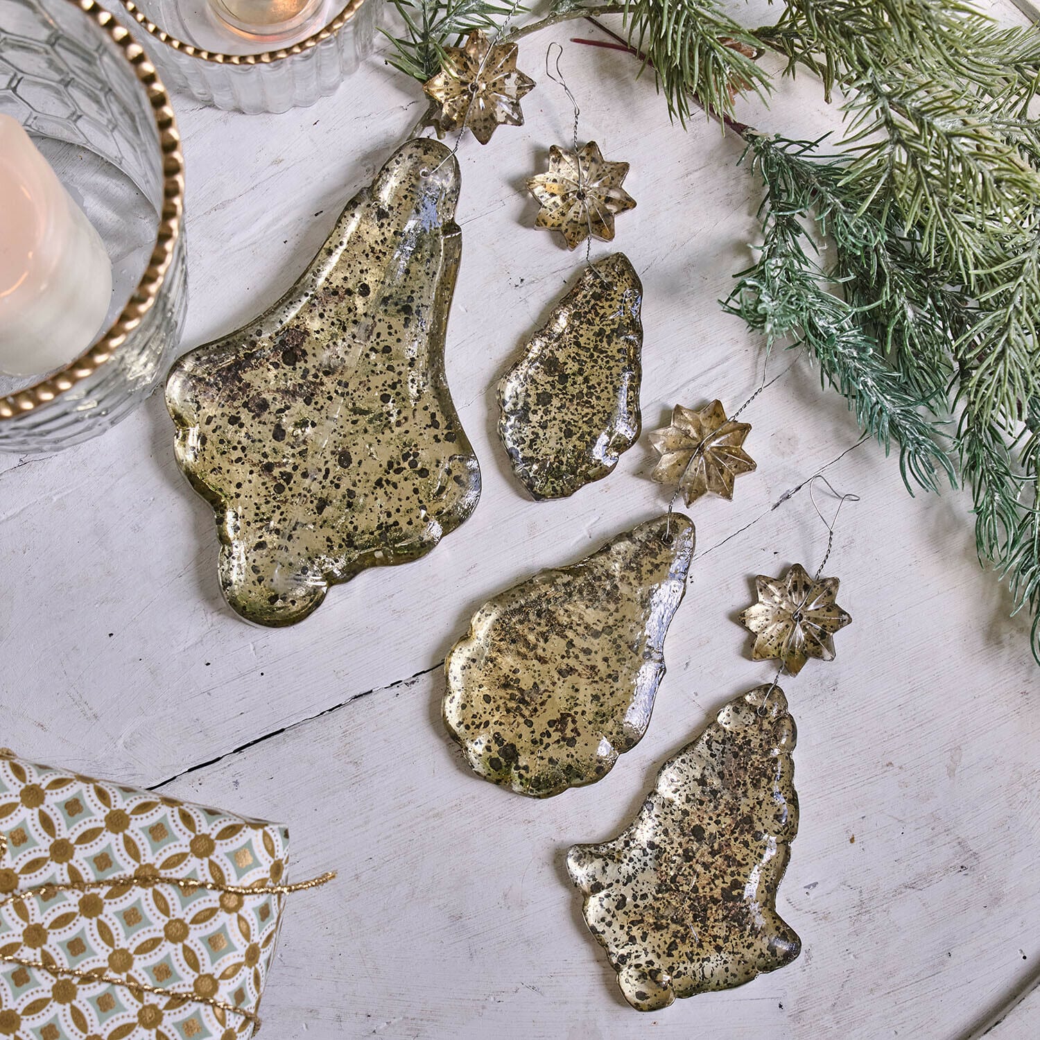Décorations de Noël, set de 4 Dolenza Ensemble de décorations de Noël en métal doré en forme de cloches et étoiles sur fond blanc
