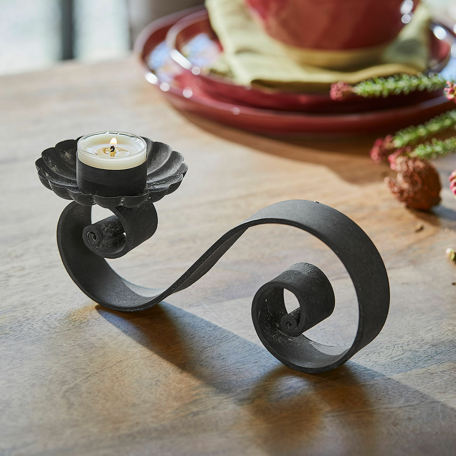 Lot de 4 bougeoirs Vorelin Bougeoir en métal noir avec spirale décorative et bougie blanche sur table en bois