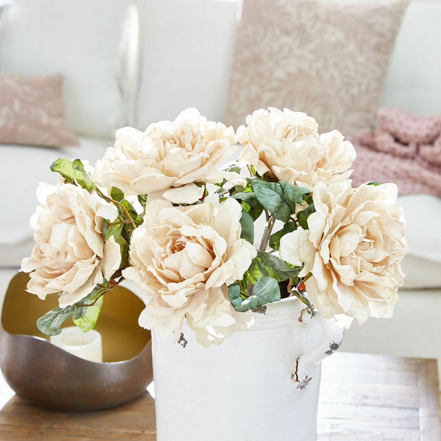 Lot de 6 fleurs décoratives Mervix Bouquet de roses artificielles crème dans un vase en céramique blanche sur une table en bois